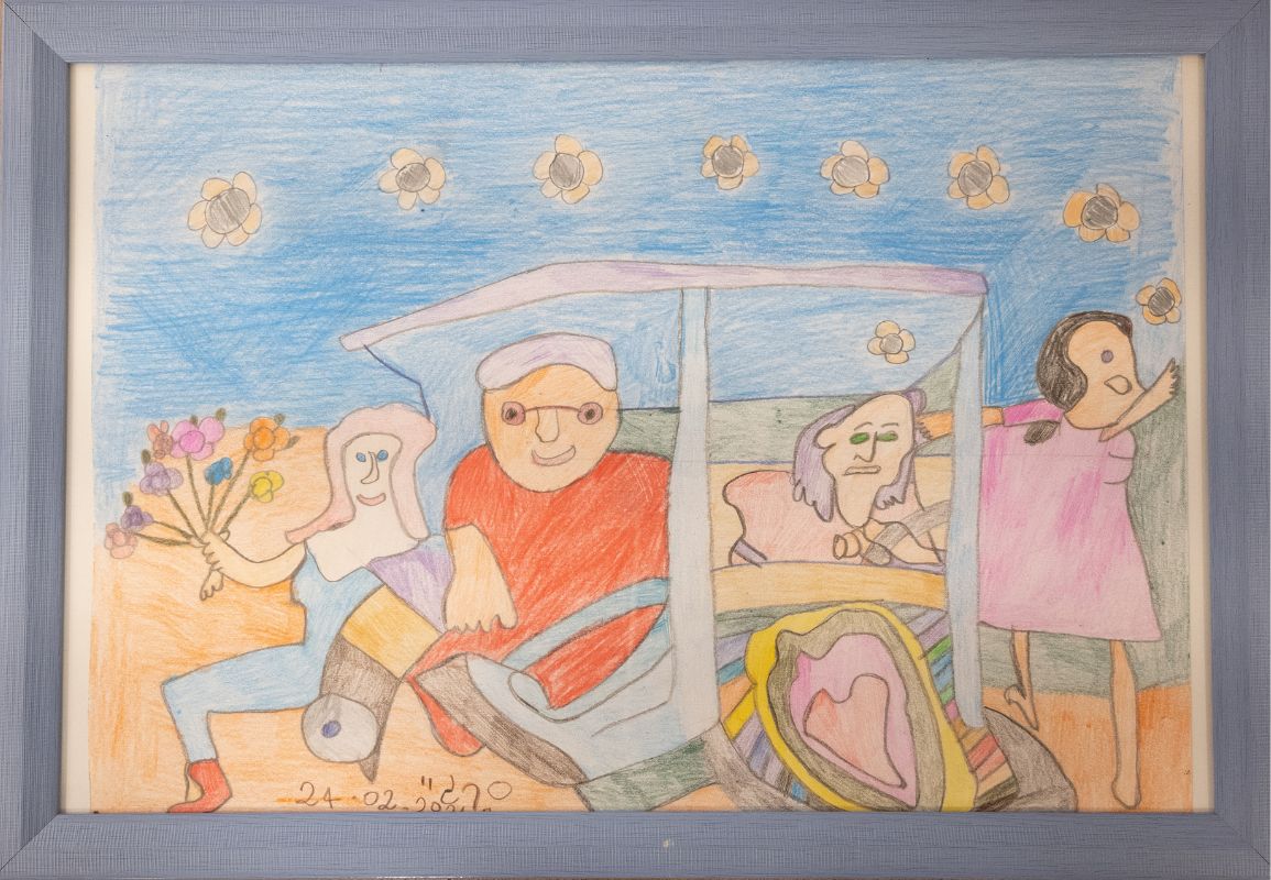 The painting is a landscape, in pastel pencil colors. In the painting, four figures, two grandmothers, in a car, possibly a scooter. On one side of the ensemble, there is a woman or a girl in a pink dress, her hand raised in farewell, on the other side, a woman in blue overalls, a bouquet of flowers in her hands. They seem to be welcoming the returnees (presumably from captivity). The sky in the background is blue and dotted with flowers.