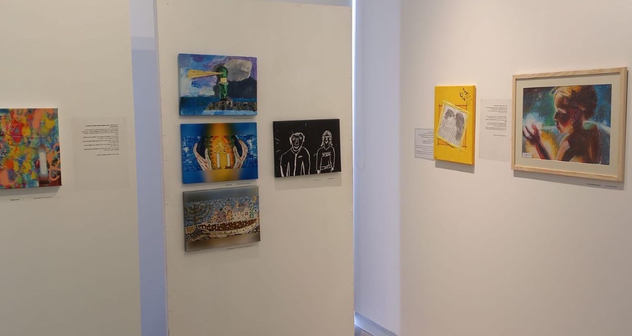 Exhibition view In the exhibition room, various pictures hang on white walls.